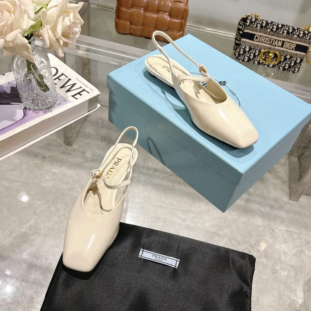 👟👟Ex-factory price 500👟👟 25-year new model launched on the catwalk star's new fashion trend [PRADA] square toe high heel square heel thick heel sandal back empty single shoe. ✨✨The upper is made of imported cow patent leather, the open edge beads and the inner pads are made of imported sheepskin, and the Italian injection molded leather outsole. ⚠️3 heel heights: flat, 5.5cm, 8.3cm. 🐎size: 35-40 (41 can be customized, non-refundable)